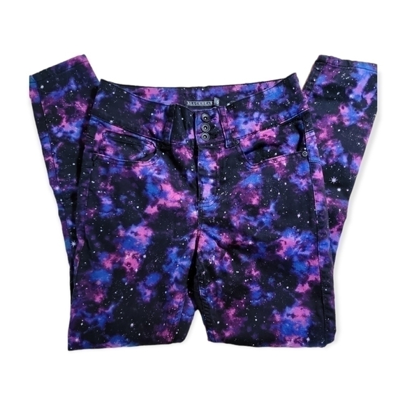 𝅺BLACK Heart Galaxy Graphic Jeans - Picture 1 of 2